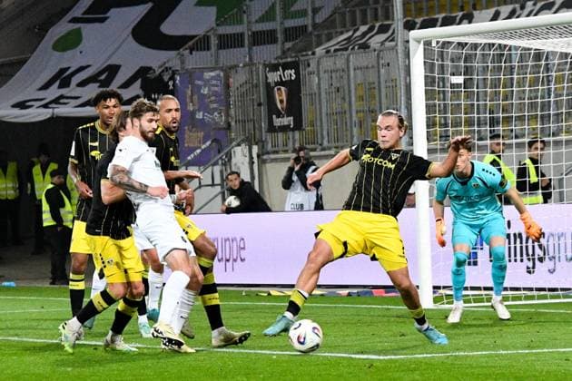 Lars Gindorf (Alemennia Aachen, 23), Aktion, Action, Spielszene, 30.09.2025, Aachen (Deutschland), Fussball, 3. Liga, TSV Alemannia Aachen - FC Erzgebirge Aue, Fussball, 3. Liga, TSV Alemannia Aachen - FC Erzgebirge Aue, DFB DFL REGULATIONS PROHIBIT ANY USE OF PHOTOGRAPHS AS IMAGE SEQUENCES AND OR QUASI-VIDEO.