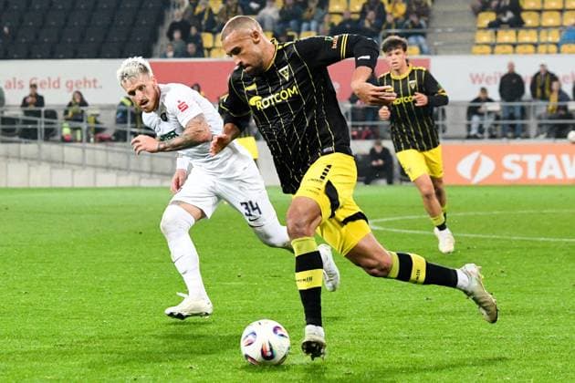 v.li.: Marvin Stefaniak (Erzgebirge Aue, 34), Lamar Yarbrough (Alemannia Aachen, 25), Zweikampf, Duell, duel, tackle, tackling, Dynamik, Action, Aktion, 30.09.2025, Aachen (Deutschland), Fussball, 3. Liga, TSV Alemannia Aachen - FC Erzgebirge Aue, Fussball, 3. Liga, TSV Alemannia Aachen - FC Erzgebirge Aue, DFB DFL REGULATIONS PROHIBIT ANY USE OF PHOTOGRAPHS AS IMAGE SEQUENCES AND OR QUASI-VIDEO.