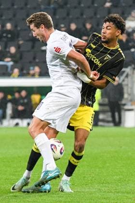 v.li.: Julian Günther-Schmidt (Erzgebirge Aue, 10), Joel da Silva Kiala (Alemannia Aachen, 37), Zweikampf, Duell, duel, tackle, tackling, Dynamik, Action, Aktion, 30.09.2025, Aachen (Deutschland), Fussball, 3. Liga, TSV Alemannia Aachen - FC Erzgebirge Aue, Fussball, 3. Liga, TSV Alemannia Aachen - FC Erzgebirge Aue, DFB DFL REGULATIONS PROHIBIT ANY USE OF PHOTOGRAPHS AS IMAGE SEQUENCES AND OR QUASI-VIDEO.