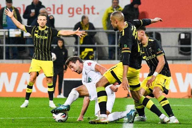 v.li.: Julian Günther-Schmidt (Erzgebirge Aue, 10), Lamar Yarbrough (Alemannia Aachen, 25), Zweikampf, Duell, duel, tackle, tackling, Dynamik, Action, Aktion, 30.09.2025, Aachen (Deutschland), Fussball, 3. Liga, TSV Alemannia Aachen - FC Erzgebirge Aue, Fussball, 3. Liga, TSV Alemannia Aachen - FC Erzgebirge Aue, DFB DFL REGULATIONS PROHIBIT ANY USE OF PHOTOGRAPHS AS IMAGE SEQUENCES AND OR QUASI-VIDEO.