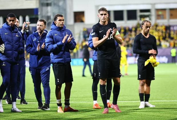 Micky van de Ven of Tottenham Hotspur applauds the fans FK Bodo Glimt v Tottenham Hotspur, UEFA Champions League, Group Stage, Football, Aspmyra Stadion, Bodo, Norway - 30 Sep 2025Bodo Aspmyra Stadion Norway EDITORIAL USE ONLY No use with unauthorised audio, video, data, fixture lists, club league logos or live services. Online in-match use limited to 120 images, no video emulation. No use in betting, games or single club league player publications. Copyright: xMichaelxZemanek Shutterstockx 15504026av