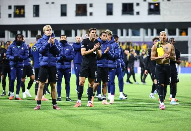 Lucas Bergvall of Tottenham Hotspur applauds the fans after the match FK Bodo Glimt v Tottenham Hotspur, UEFA Champions League, Group Stage, Football, Aspmyra Stadion, Bodo, Norway - 30 Sep 2025Bodo Aspmyra Stadion Norway EDITORIAL USE ONLY No use with unauthorised audio, video, data, fixture lists, club league logos or live services. Online in-match use limited to 120 images, no video emulation. No use in betting, games or single club league player publications. Copyright: xMichaelxZemanek Shutterstockx 15504026ba