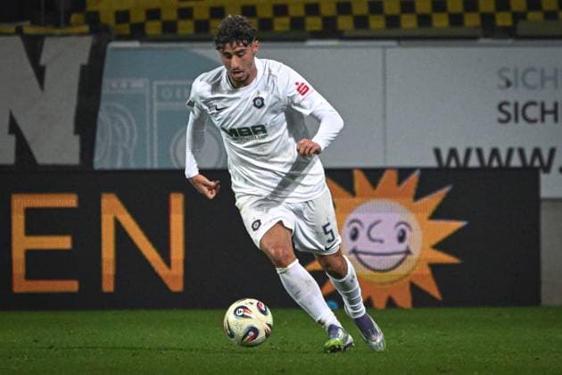 Deutschland, Fußball, 3. Liga, 9. Spieltag, 2025 2026, TSV Alemannia Aachen vs FC Erzgebirge Aue, 30.09.2025, Tivoli, Aachen, Deutschland, Luan Simnica (Erzgebirge Aue, 5) am Ball Copyright: xMarkusxVerwimpx