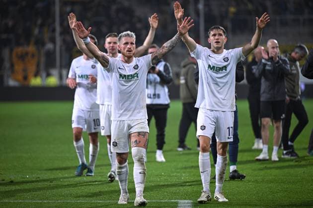 Deutschland, Fußball, 3. Liga, 9. Spieltag, 2025 2026, TSV Alemannia Aachen vs FC Erzgebirge Aue, 30.09.2025, Tivoli, Aachen, Deutschland, Marvin Stefaniak (Erzgebirge Aue, 34) und Pascal Fallmann (Erzgebirge Aue, 17) jubeln nach Schlusspfiff Copyright: xMarkusxVerwimpx