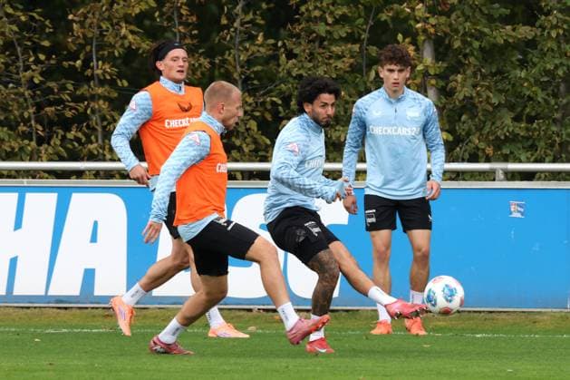 DEU, DFL, 2. FBL Hertha BSC, Training, 01.10.2025, Sportforum, Berlin, DEU, DFL, 2. FBL Hertha BSC, Training, im Bild Kevin Sessa (Hertha BSC Berlin 8), Jon Dabur Thorsteinsson (Hertha BSC Berlin 24), Fabian Reese (Hertha BSC Berlin 11), Tim Hoffmann (Hertha BSC Berlin 46) DFL - regulations prohibit any use of Photographs as image sequences and or quasi-video