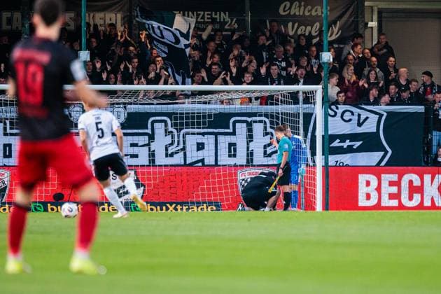 Verzoegerter Anpfiff in Verl, da das Netz vom Tor noch repariert werden muss GER, SC Verl vs. FC Ingolstadt 04, Fussball, 3. Liga, 9. Spieltag, Spielzeit 2025 2026, 01.10.2025 GER, SC Verl vs. FC Ingolstadt 04, Fussball, 3. Liga, 9. Spieltag, Spielzeit 2025 2026, 01.10.2025 Verl Copyright: xEibner-Pressefoto JanxRollingerx EP_JSK