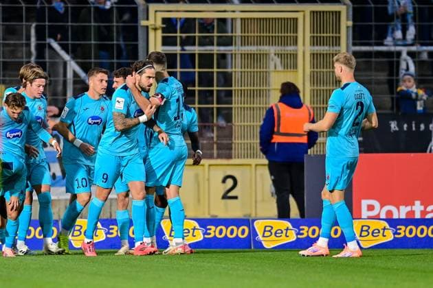 Spieler des FC Viktoria Köln mit Torjubel, Jubel, Torjubel, Torerfolg, celebrate the goal, goal, celebration, Jubel ueber das Tor zum 0:1 durch Lex Tyger Lobinger (Viktoria Köln, 9) (3.v.re.), optimistisch, Action, Aktion, 01.10.2025, München (Deutschland), Fussball, 3. Liga, TSV 1860 München - FC Viktoria Köln, DFB DFL REGULATIONS PROHIBIT ANY USE OF PHOTOGRAPHS AS IMAGE SEQUENCES AND OR QUASI-VIDEO.