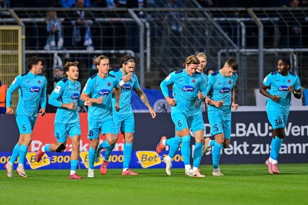 Spieler des FC Viktoria Köln mit Torjubel, Jubel, Torjubel, Torerfolg, celebrate the goal, goal, celebration, Jubel ueber das Tor zum 0:1 durch Lex Tyger Lobinger (Viktoria Köln, 9) (4.v.li.), optimistisch, Action, Aktion, 01.10.2025, München (Deutschland), Fussball, 3. Liga, TSV 1860 München - FC Viktoria Köln, DFB DFL REGULATIONS PROHIBIT ANY USE OF PHOTOGRAPHS AS IMAGE SEQUENCES AND OR QUASI-VIDEO.