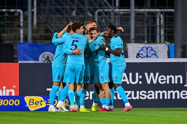 Spieler des FC Viktoria Köln mit Torjubel, Jubel, Torjubel, Torerfolg, celebrate the goal, goal, celebration, Jubel ueber das Tor zum 0:2 durch David Otto (Viktoria Köln, 10) (verdeckt), optimistisch, Action, Aktion, 01.10.2025, München (Deutschland), Fussball, 3. Liga, TSV 1860 München - FC Viktoria Köln, DFB DFL REGULATIONS PROHIBIT ANY USE OF PHOTOGRAPHS AS IMAGE SEQUENCES AND OR QUASI-VIDEO.