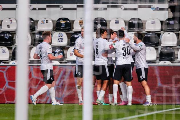 Die Mannschaft von SC Verl jubelt nach Tor zum 1:0 durch Dominik Steczyk (SC Verl, 11) GER, SC Verl vs. FC Ingolstadt 04, Fussball, 3. Liga, 9. Spieltag, Spielzeit 2025 2026, 01.10.2025 GER, SC Verl vs. FC Ingolstadt 04, Fussball, 3. Liga, 9. Spieltag, Spielzeit 2025 2026, 01.10.2025 Verl Copyright: xEibner-Pressefoto JanxRollingerx EP_JSK