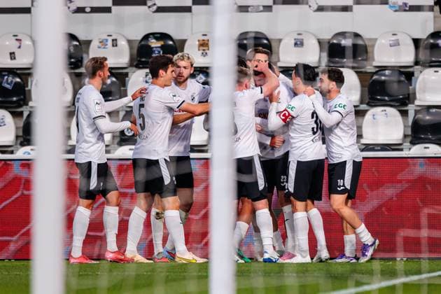Die Mannschaft von SC Verl jubelt nach Tor zum 1:0 durch Dominik Steczyk (SC Verl, 11) GER, SC Verl vs. FC Ingolstadt 04, Fussball, 3. Liga, 9. Spieltag, Spielzeit 2025 2026, 01.10.2025 GER, SC Verl vs. FC Ingolstadt 04, Fussball, 3. Liga, 9. Spieltag, Spielzeit 2025 2026, 01.10.2025 Verl Copyright: xEibner-Pressefoto JanxRollingerx EP_JSK
