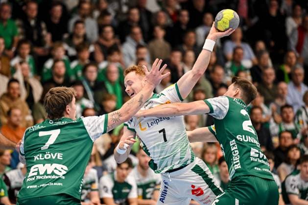 Goeppingen, Deutschland, 01.10.25: Victor Kloeve (FRISCH AUF! Goeppingen), Tomas Piroch (SC DHfK Leipzig) und Oskar Sunnefeldt (FRISCH AUF! Goeppingen) im Zweikampf waehrend des DHB Pokal 2 Runde Spiels zwischen FRISCH AUF! Goeppingen vs SC DHfK Leipzig in der EWS Arena am 01. Oktober 2025 in Goeppingen, Deutschland. (Foto von Harry Langer DeFodi Images) Goeppingen, Germany, 01.10.25: Victor Kloeve (FRISCH AUF! Goeppingen), Tomas Piroch (SC DHfK Leipzig) und Oskar Sunnefeldt (FRISCH AUF! Goeppingen) battle for the ball during the DHB Pokal 2 Runde match between FRISCH AUF! Goeppingen vs SC DHfK Leipzig at EWS Arena on October 1, 2025 in Goeppingen, Germany. (Photo by Harry Langer DeFodi Images) (Photo by Harry Langer DeFodi Images) Goeppingen, Germany, 01 10 25 Victor Kloeve FRISCH AUF Goeppingen , Tomas Piroch SC DHfK Leipzig and Oskar Sunnefeldt FRISCH AUF Goeppingen in a duel during the DHB Pokal 2 round match between FRISCH AUF Goeppingen vs SC DHfK Leipzig at EWS Arena on October 01, 2025 in Goeppingen, Germany Photo by Harry Langer DeFodi Images Goeppingen, Germany, 01 10 25 Victor Kloeve FRISCH AUF Goeppingen , Tomas Piroch SC DHfK Leipzig and Oskar Sunnefeldt FRISCH AUF Goeppingen battle for the ball during the DHB Pokal 2 Runde match between FRISCH AUF Goeppingen vs SC DHfK Leipzig at EWS Arena on October 1, 2025 in Goeppingen, Germany Photo by Harry Langer DeFodi Images Photo by Harry Langer DeFodi Images