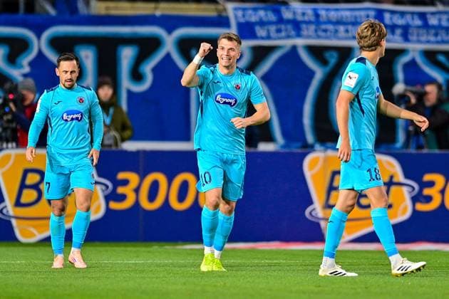 Spieler des FC Viktoria Köln mit Torjubel, Jubel, Torjubel, Torerfolg, celebrate the goal, goal, celebration, Jubel ueber das Tor zum 0:2 durch David Otto (Viktoria Köln, 10) (2.v.li.), optimistisch, Action, Aktion, 01.10.2025, München (Deutschland), Fussball, 3. Liga, TSV 1860 München - FC Viktoria Köln, DFB DFL REGULATIONS PROHIBIT ANY USE OF PHOTOGRAPHS AS IMAGE SEQUENCES AND OR QUASI-VIDEO.