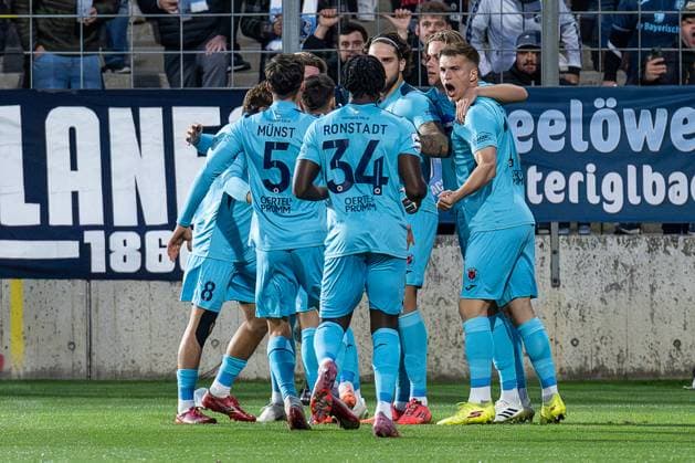 Die Koelner bejubeln mit Lex-Tyger Lobinger (FC Viktoria Koeln, 9) dessen Tor per Elfmeter Strafstoss zum 0:1 GER, TSV 1860 Muenchen vs. Viktoria Koeln 1904, Fussball, 3. Bundesliga, 9. Spieltag, Saison 2025 2026, 01.10.2025. (DFL DFB REGULATIONS PROHIBIT ANY USE OF PHOTOGRAPHS as IMAGE SEQUENCES and or QUASI-VIDEO). GER, TSV 1860 Muenchen vs. Viktoria Koeln 1904, Fussball, 3. Bundesliga, 9. Spieltag, Saison 2025 2026, 01.10.2025. Muenchen Copyright: xEibner-Pressefoto HeikexFeinerx EP_HFR