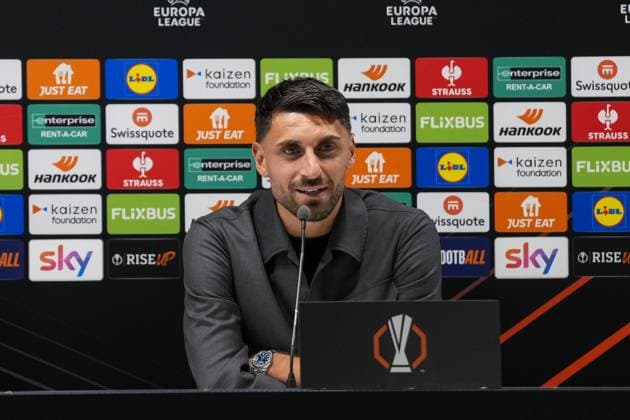 Vincenzo Grifo (SC Freiburg, 32) , Italien, Fussball, UEFA Europa League, 2.Spieltag, Ligaphase, 2025 2026, Bologna FC vs. SC Freiburg, 01.10.2025, Pressekonferenz des SC Freiburg vor dem zweiten Europa League Spiel in der Ligaphase, Pressegespräch, Stadio Renato Dall™Ara, Bologna, Italien, Pressekonferenz des SC Freiburg vor dem zweiten Europa League Spiel in der Ligaphase, Pressegespräch Bologna Stadio Renato Dall™Ara Emilia-Romagna Italien Copyright: xArnexAmbergx