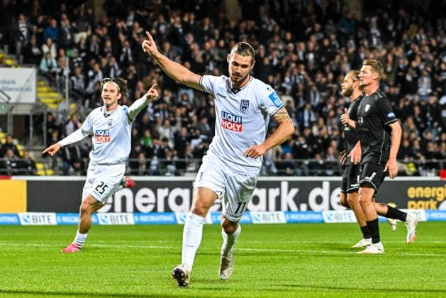 GER, 3. Liga, SSV Ulm 1846 vs 1. FC Schweinfurt 05 01.10.2025, Donaustadion, Ulm, GER, 3. Liga, SSV Ulm 1846 vs 1. FC Schweinfurt 05, im Bild Torjubel nach Tor zum 1:0, Dennis Chessa (SSV Ulm, 11), im Hintergrund Elias Löder Loeder (SSV Ulm, 25)