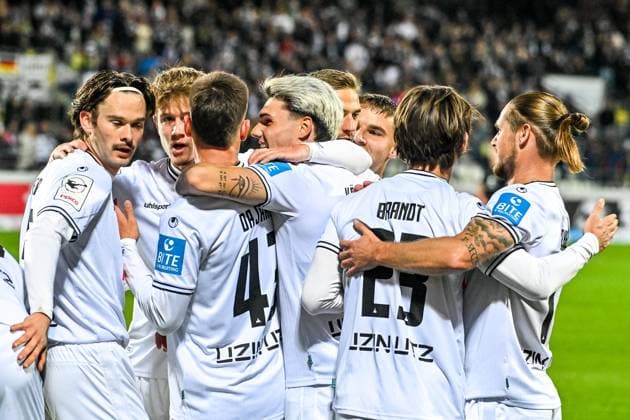 GER, 3. Liga, SSV Ulm 1846 vs 1. FC Schweinfurt 05 01.10.2025, Donaustadion, Ulm, GER, 3. Liga, SSV Ulm 1846 vs 1. FC Schweinfurt 05, im Bild Ulmer Torjubel, Niklas Kölle Koelle (SSV Ulm, 32) in der Bildmitte, Dennis Chessa (SSV Ulm, 11) ganz rechts