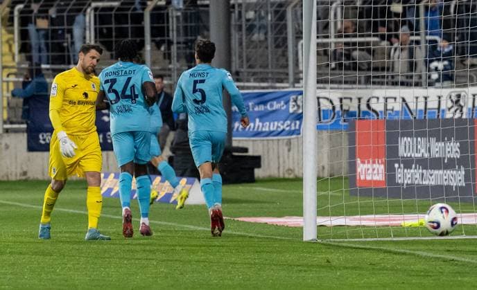 Rene Vollath (Torwart, TSV 1860 Muenchen, 11) ist bedient nach dem Tor zum 0:2, waehrend Frank Ronstadt (FC Viktoria Koeln, 34) und Leonhard Muenst (FC Viktoria Koeln, 5) sich auf dem Weg zum Jubeln machen GER, TSV 1860 Muenchen vs. Viktoria Koeln 1904, Fussball, 3. Bundesliga, 9. Spieltag, Saison 2025 2026, 01.10.2025. (DFL DFB REGULATIONS PROHIBIT ANY USE OF PHOTOGRAPHS as IMAGE SEQUENCES and or QUASI-VIDEO). GER, TSV 1860 Muenchen vs. Viktoria Koeln 1904, Fussball, 3. Bundesliga, 9. Spieltag, Saison 2025 2026, 01.10.2025. Muenchen Copyright: xEibner-Pressefoto HeikexFeinerx EP_HFR