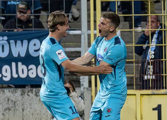 Torjubel von Tim Kloss (FC Viktoria Koeln, 18) mit David Otto (FC Viktoria Koeln, 10) nach dessem Tor zum 0:2 GER, TSV 1860 Muenchen vs. Viktoria Koeln 1904, Fussball, 3. Bundesliga, 9. Spieltag, Saison 2025 2026, 01.10.2025. (DFL DFB REGULATIONS PROHIBIT ANY USE OF PHOTOGRAPHS as IMAGE SEQUENCES and or QUASI-VIDEO). GER, TSV 1860 Muenchen vs. Viktoria Koeln 1904, Fussball, 3. Bundesliga, 9. Spieltag, Saison 2025 2026, 01.10.2025. Muenchen Copyright: xEibner-Pressefoto HeikexFeinerx EP_HFR