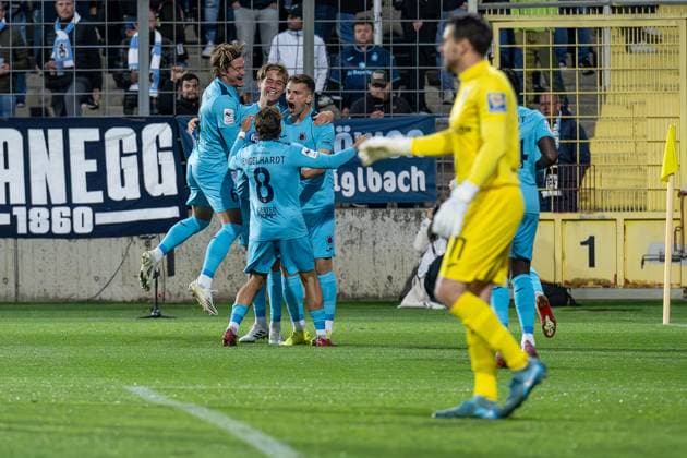 Die Koelner bejubeln mit David Otto (FC Viktoria Koeln, 10) dessen Tor zum 0:2 GER, TSV 1860 Muenchen vs. Viktoria Koeln 1904, Fussball, 3. Bundesliga, 9. Spieltag, Saison 2025 2026, 01.10.2025. (DFL DFB REGULATIONS PROHIBIT ANY USE OF PHOTOGRAPHS as IMAGE SEQUENCES and or QUASI-VIDEO). GER, TSV 1860 Muenchen vs. Viktoria Koeln 1904, Fussball, 3. Bundesliga, 9. Spieltag, Saison 2025 2026, 01.10.2025. Muenchen Copyright: xEibner-Pressefoto HeikexFeinerx EP_HFR