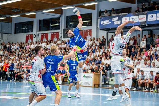 DHB Pokal; TV Hüttenberg - VfL Gummersbach, 01.10.25 Teitur Örn Einarsson (VfL Gummersbach, 14), Ellidi Vidarsson (VfL Gummersbach, 4), Miro Schluroff (VfL Gummersbach, 15), Vit Reichl (TV Hüttenberg, 19), Leif Haack (TV Hüttenberg, 20), Hendrik Schreiber (TV Hüttenberg, 51) DHB Pokal; TV Hüttenberg - VfL Gummersbach: Hüttenberg, 01.10.25 Copyright: xBEAUTIFULxSPORTS Roeczeyx
