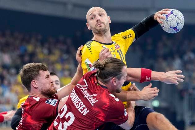 v.li.: Johannes Golla (Flensburg, 4), Kent Robin Tönnesen (Flensburg, 23), Lukas Sandell (RNL, 11), Zweikampf, Spielszene, Duell, duel, tackle, tackling, Dynamik, Action, Aktion, 01.10.2025, Heidelberg (Deutschland), Handball, DHB-Pokal, 2. Runde, Rhein-Neckar Löwen - SG Flensburg-Handewitt