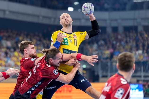 v.li.: Johannes Golla (Flensburg, 4), Kent Robin Tönnesen (Flensburg, 23), Lukas Sandell (RNL, 11), Zweikampf, Spielszene, Duell, duel, tackle, tackling, Dynamik, Action, Aktion, 01.10.2025, Heidelberg (Deutschland), Handball, DHB-Pokal, 2. Runde, Rhein-Neckar Löwen - SG Flensburg-Handewitt