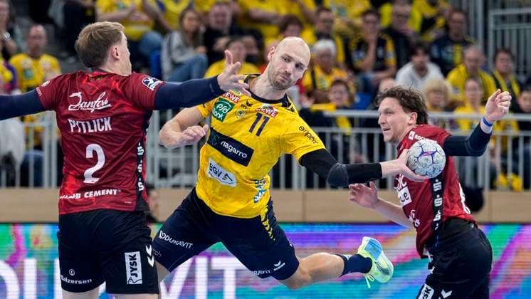 v.li.: Simon Pytlick (Flensburg, 2), Lukas Sandell (RNL, 11), Lasse Möller (Flensburg, 64), Zweikampf, Spielszene, Duell, duel, tackle, tackling, Dynamik, Action, Aktion, 01.10.2025, Heidelberg (Deutschland), Handball, DHB-Pokal, 2. Runde, Rhein-Neckar Löwen - SG Flensburg-Handewitt