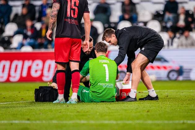 Markus Ponath (FC Ingolstadt 04, 01) wird mit augenscheinlicher Handverletzung medizinisch versorgt GER, SC Verl vs. FC Ingolstadt 04, Fussball, 3. Liga, 9. Spieltag, Spielzeit 2025 2026, 01.10.2025 GER, SC Verl vs. FC Ingolstadt 04, Fussball, 3. Liga, 9. Spieltag, Spielzeit 2025 2026, 01.10.2025 Verl Copyright: xEibner-Pressefoto JanxRollingerx EP_JSK