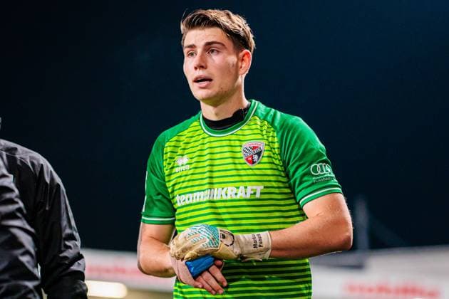 Markus Ponath (FC Ingolstadt 04, 01) wird mit augenscheinlicher Handverletzung medizinisch versorgt GER, SC Verl vs. FC Ingolstadt 04, Fussball, 3. Liga, 9. Spieltag, Spielzeit 2025 2026, 01.10.2025 GER, SC Verl vs. FC Ingolstadt 04, Fussball, 3. Liga, 9. Spieltag, Spielzeit 2025 2026, 01.10.2025 Verl Copyright: xEibner-Pressefoto JanxRollingerx EP_JSK