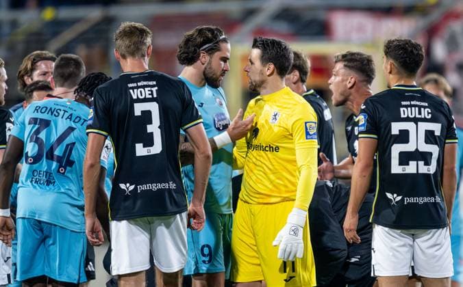 Grosse Sorge bei den Loewenspielern und Diskussionen, nachdem Kevin Volland (TSV 1860 Muenchen, 31) nach einem Foul von Lars Dietz (FC Viktoria Koeln, 2) verletzt auf dem Boden liegt und in der Folge ausgewechselt werden muss GER, TSV 1860 Muenchen vs. Viktoria Koeln 1904, Fussball, 3. Bundesliga, 9. Spieltag, Saison 2025 2026, 01.10.2025. (DFL DFB REGULATIONS PROHIBIT ANY USE OF PHOTOGRAPHS as IMAGE SEQUENCES and or QUASI-VIDEO). GER, TSV 1860 Muenchen vs. Viktoria Koeln 1904, Fussball, 3. Bundesliga, 9. Spieltag, Saison 2025 2026, 01.10.2025. Muenchen Copyright: xEibner-Pressefoto HeikexFeinerx EP_HFR