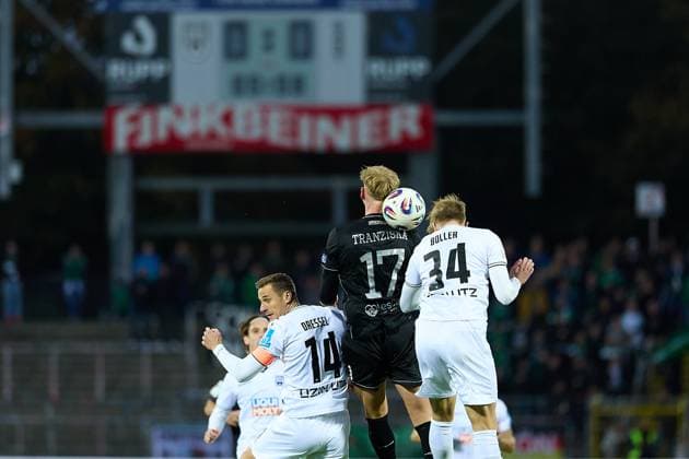 Kopfballduell Zweikampf zwischen Dennis Dressel (SSV Ulm 1846, 14), Jakob Transziska (1. FC Schweinfurt 05, 17) und Jan Boller (SSV Ulm 1846, 34) GER, SSV Ulm 1846 vs. 1. FC Schweinfurt , Fussball, Herren, 3. Liga, 9. Spieltag, Spielzeit 2025 2026, 30.09.2025 GER, SSV Ulm 1846 vs. 1. FC Schweinfurt , Fussball, Herren, 3. Liga, 9. Spieltag, Spielzeit 2025 2026, 30.09.2025 Ulm Copyright: xEibner-Pressefoto GeraldxOelze-dexStoppanyx EP_ODS