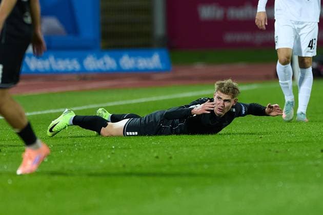 Jakob Transziska (1. FC Schweinfurt 05, 17) liegt am Boden und reklamiert GER, SSV Ulm 1846 vs. 1. FC Schweinfurt , Fussball, Herren, 3. Liga, 9. Spieltag, Spielzeit 2025 2026, 30.09.2025 GER, SSV Ulm 1846 vs. 1. FC Schweinfurt , Fussball, Herren, 3. Liga, 9. Spieltag, Spielzeit 2025 2026, 30.09.2025 Ulm Copyright: xEibner-Pressefoto GeraldxOelze-dexStoppanyx EP_ODS