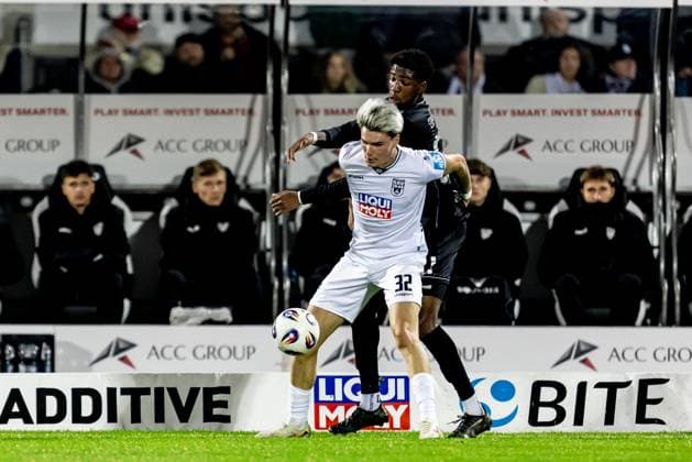 Fussball, Saison 2025 2026, 3. Liga, Donaustadion Ulm, 9. Spieltag, SSV Ulm 1846 Fußball - 1. FC Schweinfurt 05, 01.10.2025 01.10.2025, Fussball, Saison 2025 2026, 3. Liga, Donaustadion Ulm, 9. Spieltag, SSV Ulm 1846 Fußball - 1. FC Schweinfurt 05, v.l. 32 Niklas Kölle (SSV Ulm 1846 Fußball), 27 Uche Obiogumu (1.FC Schweinfurt 05) Foto: Lucca Fundel Ulm Donaustadion Baden-Württemberg Deutschland