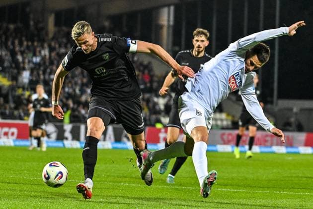 GER, 3. Liga, SSV Ulm 1846 vs 1. FC Schweinfurt 05 01.10.2025, Donaustadion, Ulm, GER, 3. Liga, SSV Ulm 1846 vs 1. FC Schweinfurt 05, im Bild Thomas Meißner Meissner (Schweinfurt, 8), Leon Dajaku (SSV Ulm, 43)