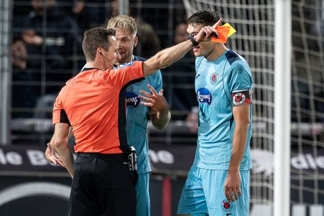 Lars Dietz (FC Viktoria Koeln, 2) und Christoph Greger (FC Viktoria Koeln, 15) diskutieren mit Lukas Benen (Schiedsrichter) die soeben gezeigte gelb rote Karte GER, TSV 1860 Muenchen vs. Viktoria Koeln 1904, Fussball, 3. Bundesliga, 9. Spieltag, Saison 2025 2026, 01.10.2025. (DFL DFB REGULATIONS PROHIBIT ANY USE OF PHOTOGRAPHS as IMAGE SEQUENCES and or QUASI-VIDEO). GER, TSV 1860 Muenchen vs. Viktoria Koeln 1904, Fussball, 3. Bundesliga, 9. Spieltag, Saison 2025 2026, 01.10.2025. Muenchen Copyright: xEibner-Pressefoto HeikexFeinerx EP_HFR
