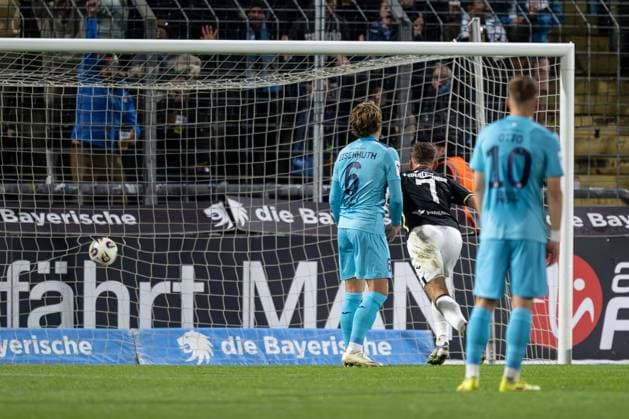 Tobias Eisenhuth (FC Viktoria Koeln, 6) und Florian Niederlechner (TSV 1860 Muenchen, 07) beobachten wie der Ball zum 1:2 - Anschluss fuer die Loewen im Tor einschlaegt GER, TSV 1860 Muenchen vs. Viktoria Koeln 1904, Fussball, 3. Bundesliga, 9. Spieltag, Saison 2025 2026, 01.10.2025. (DFL DFB REGULATIONS PROHIBIT ANY USE OF PHOTOGRAPHS as IMAGE SEQUENCES and or QUASI-VIDEO). GER, TSV 1860 Muenchen vs. Viktoria Koeln 1904, Fussball, 3. Bundesliga, 9. Spieltag, Saison 2025 2026, 01.10.2025. Muenchen Copyright: xEibner-Pressefoto HeikexFeinerx EP_HFR
