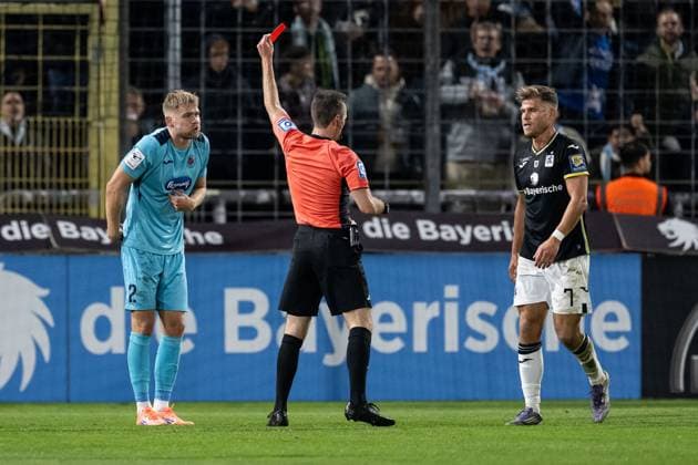 Lars Dietz (FC Viktoria Koeln, 2) erhaelt von Lukas Benen (Schiedsrichter) die zweite gelbe und somit die rote Karte gezeigt, rechts Florian Niederlechner (TSV 1860 Muenchen, 07) GER, TSV 1860 Muenchen vs. Viktoria Koeln 1904, Fussball, 3. Bundesliga, 9. Spieltag, Saison 2025 2026, 01.10.2025. (DFL DFB REGULATIONS PROHIBIT ANY USE OF PHOTOGRAPHS as IMAGE SEQUENCES and or QUASI-VIDEO). GER, TSV 1860 Muenchen vs. Viktoria Koeln 1904, Fussball, 3. Bundesliga, 9. Spieltag, Saison 2025 2026, 01.10.2025. Muenchen Copyright: xEibner-Pressefoto HeikexFeinerx EP_HFR