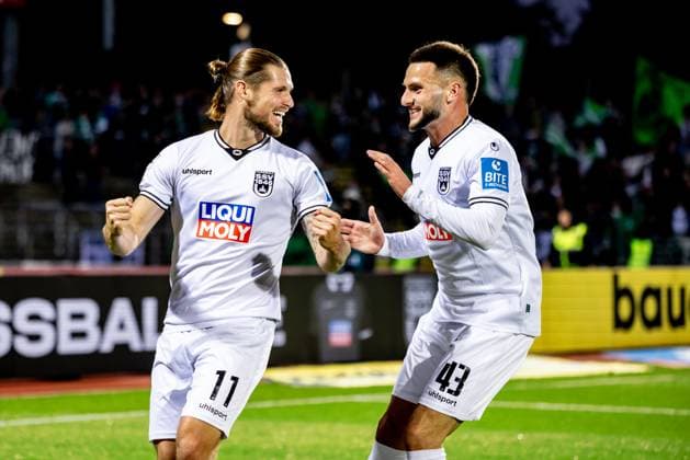 Fussball, Saison 2025 2026, 3. Liga, Donaustadion Ulm, 9. Spieltag, SSV Ulm 1846 Fußball - 1. FC Schweinfurt 05, 01.10.2025 01.10.2025, Fussball, Saison 2025 2026, 3. Liga, Donaustadion Ulm, 9. Spieltag, SSV Ulm 1846 Fußball - 1. FC Schweinfurt 05, Torjubel Jubel Freude nach Treffer Tor Torschuss zum 1:0 durch 11 Dennis Chessa (SSV Ulm 1846 Fußball). v.l. 11 Dennis Chessa (SSV Ulm 1846 Fußball), 43 Leon Dajaku (SSV Ulm 1846 Fußball) Foto: Lucca Fundel Ulm Donaustadion Baden-Württemberg Deutschland