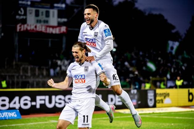 Fussball, Saison 2025 2026, 3. Liga, Donaustadion Ulm, 9. Spieltag, SSV Ulm 1846 Fußball - 1. FC Schweinfurt 05, 01.10.2025 01.10.2025, Fussball, Saison 2025 2026, 3. Liga, Donaustadion Ulm, 9. Spieltag, SSV Ulm 1846 Fußball - 1. FC Schweinfurt 05, Torjubel Jubel Freude nach Treffer Tor Torschuss zum 1:0 durch 11 Dennis Chessa (SSV Ulm 1846 Fußball). v.l. 11 Dennis Chessa (SSV Ulm 1846 Fußball), 43 Leon Dajaku (SSV Ulm 1846 Fußball) Foto: Lucca Fundel Ulm Donaustadion Baden-Württemberg Deutschland