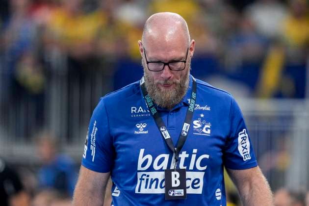 Ales Pajovic (Trainer, Cheftrainer, Flensburg), Einzelbild, Einzelfoto, Aktion, Action, enttäuscht schauend, Enttäuschung, Frustration, disappointed, pessimistisch, 01.10.2025, Heidelberg (Deutschland), Handball, DHB-Pokal, 2. Runde, Rhein-Neckar Löwen - SG Flensburg-Handewitt