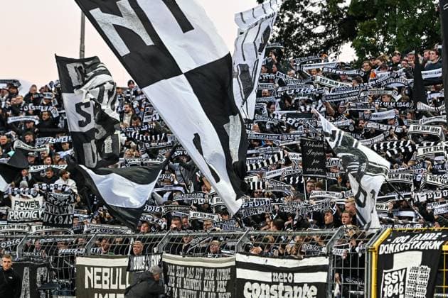 GER, 3. Liga, SSV Ulm 1846 vs 1. FC Schweinfurt 05 01.10.2025, Donaustadion, Ulm, GER, 3. Liga, SSV Ulm 1846 vs 1. FC Schweinfurt 05, im Bild Ulmer Fans, Ultras, Stimmung im Block D, Schals, Fahnen