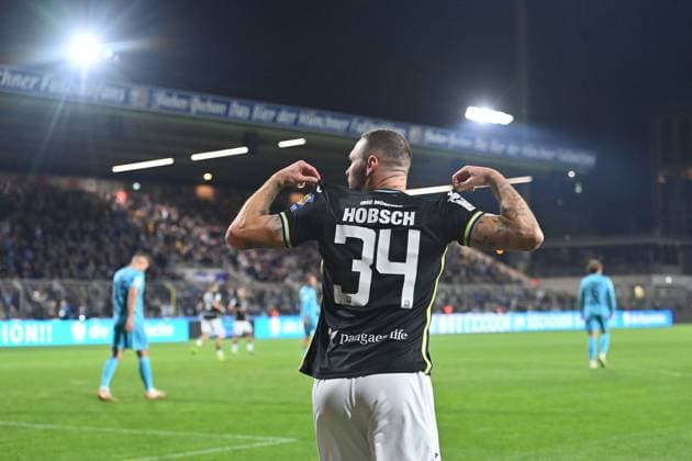 Torjubel Patrick HOBSCH (TSV 1860 Muenchen) nach Tor zum 2-2,Jubel,Freude,Begeisterung, Aktion,Einzelbild,angeschnittenes Einzelmotiv,Halbfigur,halbe Figur. Fussball 3.Liga,9.Spieltag, Saison 2025 26 TSV 1860 Muenchen - Viktoria Koeln am 01.10.2025 GRUENWALDER STADION.