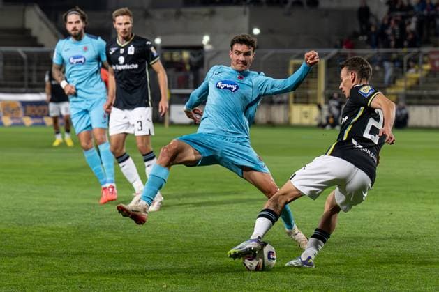 Kampf um den Ball Zweikampf zwischen Leonhard Muenst (FC Viktoria Koeln, 5) und Manuel Pfeifer (TSV 1860 Muenchen, 27) GER, TSV 1860 Muenchen vs. Viktoria Koeln 1904, Fussball, 3. Bundesliga, 9. Spieltag, Saison 2025 2026, 01.10.2025. (DFL DFB REGULATIONS PROHIBIT ANY USE OF PHOTOGRAPHS as IMAGE SEQUENCES and or QUASI-VIDEO). GER, TSV 1860 Muenchen vs. Viktoria Koeln 1904, Fussball, 3. Bundesliga, 9. Spieltag, Saison 2025 2026, 01.10.2025. Muenchen Copyright: xEibner-Pressefoto HeikexFeinerx EP_HFR