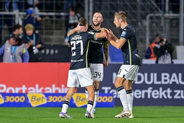 v.li.: Manuel Pfeifer (TSV 1860, 27), Torschütze Patrick Hobsch (TSV 1860, 34) und Siemen Voet (TSV 1860, 3) mit Torjubel, Jubel, Torjubel, Torerfolg, celebrate the goal, goal, celebration, Jubel ueber das Tor zum 2:2, optimistisch, Action, Aktion, 01.10.2025, München (Deutschland), Fussball, 3. Liga, TSV 1860 München - FC Viktoria Köln, DFB DFL REGULATIONS PROHIBIT ANY USE OF PHOTOGRAPHS AS IMAGE SEQUENCES AND OR QUASI-VIDEO.