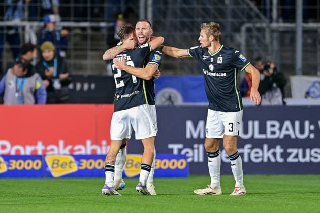 v.li.: Manuel Pfeifer (TSV 1860, 27), Torschütze Patrick Hobsch (TSV 1860, 34) und Siemen Voet (TSV 1860, 3) mit Torjubel, Jubel, Torjubel, Torerfolg, celebrate the goal, goal, celebration, Jubel ueber das Tor zum 2:2, optimistisch, Action, Aktion, 01.10.2025, München (Deutschland), Fussball, 3. Liga, TSV 1860 München - FC Viktoria Köln, DFB DFL REGULATIONS PROHIBIT ANY USE OF PHOTOGRAPHS AS IMAGE SEQUENCES AND OR QUASI-VIDEO.