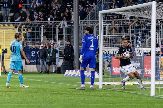 Tim Kloss (FC Viktoria Koeln, 18) und Eduardo Dos Santos Haesler - Dudu (Torwart, FC Viktoria Koeln, 1) sind bedient, waehrend Florian Niederlechner (TSV 1860 Muenchen, 07) nach dem Tor zum 2:2 - Ausgleich durcn Patrick Hobsch (TSV 1860 Muenchen, 34) - nicht im Bild - den Ball aus dem Netz holt GER, TSV 1860 Muenchen vs. Viktoria Koeln 1904, Fussball, 3. Bundesliga, 9. Spieltag, Saison 2025 2026, 01.10.2025. (DFL DFB REGULATIONS PROHIBIT ANY USE OF PHOTOGRAPHS as IMAGE SEQUENCES and or QUASI-VIDEO). GER, TSV 1860 Muenchen vs. Viktoria Koeln 1904, Fussball, 3. Bundesliga, 9. Spieltag, Saison 2025 2026, 01.10.2025. Muenchen Copyright: xEibner-Pressefoto HeikexFeinerx EP_HFR