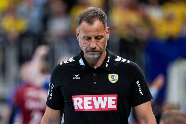 Maik Machulla (Trainer, Cheftrainer, RNL), Einzelbild, Einzelfoto, Aktion, Action, enttäuscht schauend, Enttäuschung, Frustration, disappointed, pessimistisch, 01.10.2025, Heidelberg (Deutschland), Handball, DHB-Pokal, 2. Runde, Rhein-Neckar Löwen - SG Flensburg-Handewitt