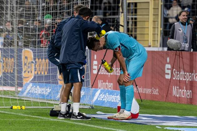 Christoph Greger (FC Viktoria Koeln, 15) blutet stark und muss behandelt werden GER, TSV 1860 Muenchen vs. Viktoria Koeln 1904, Fussball, 3. Bundesliga, 9. Spieltag, Saison 2025 2026, 01.10.2025. (DFL DFB REGULATIONS PROHIBIT ANY USE OF PHOTOGRAPHS as IMAGE SEQUENCES and or QUASI-VIDEO). GER, TSV 1860 Muenchen vs. Viktoria Koeln 1904, Fussball, 3. Bundesliga, 9. Spieltag, Saison 2025 2026, 01.10.2025. Muenchen Copyright: xEibner-Pressefoto HeikexFeinerx EP_HFR