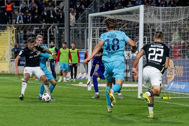 Kampf um den Ball Zweikampf zwischen im Strafraum von Florian Niederlechner (TSV 1860 Muenchen, 07) mit Meiko Sponsel (FC Viktoria Koeln, 19) GER, TSV 1860 Muenchen vs. Viktoria Koeln 1904, Fussball, 3. Bundesliga, 9. Spieltag, Saison 2025 2026, 01.10.2025. (DFL DFB REGULATIONS PROHIBIT ANY USE OF PHOTOGRAPHS as IMAGE SEQUENCES and or QUASI-VIDEO). GER, TSV 1860 Muenchen vs. Viktoria Koeln 1904, Fussball, 3. Bundesliga, 9. Spieltag, Saison 2025 2026, 01.10.2025. Muenchen Copyright: xEibner-Pressefoto HeikexFeinerx EP_HFR